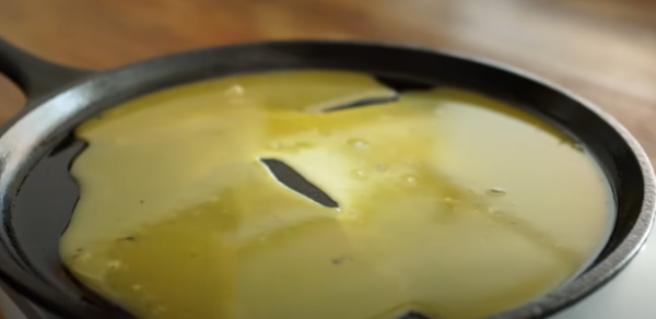 계란 지단을 부치기 위해 팬에 둘렀습니다