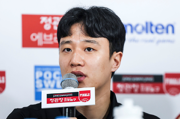 프로농구 선수 허웅이 최근 전 여자친구를 협박 등 혐의로 고소한 가운데 전 여자친구 임신에 대한 책임 회피 비판을 받자 기존 입장을 번복했다. 사진은 허웅. [사진=뉴시스]