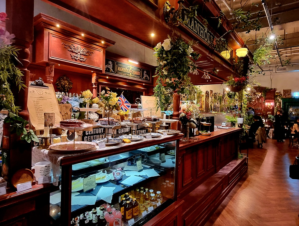 당산 맨홀커피 본점: 영국 가정 모티브, 아늑한 서울 크리스마스 트리 카페