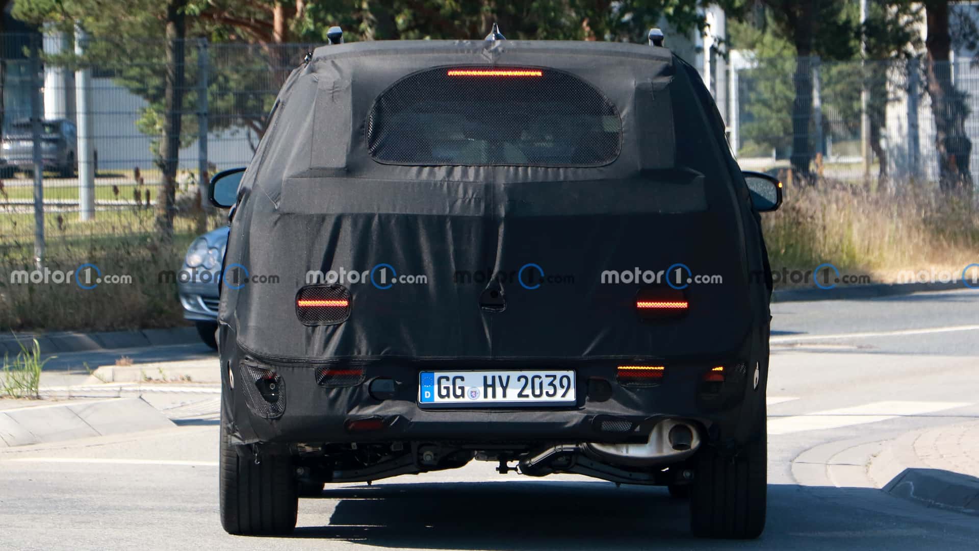 현대자동차가 올 하반기 선보일 신형 '싼타페 풀체인지(MX5)'가 해외에서 주행테스트 중 새롭게 포착됐다.