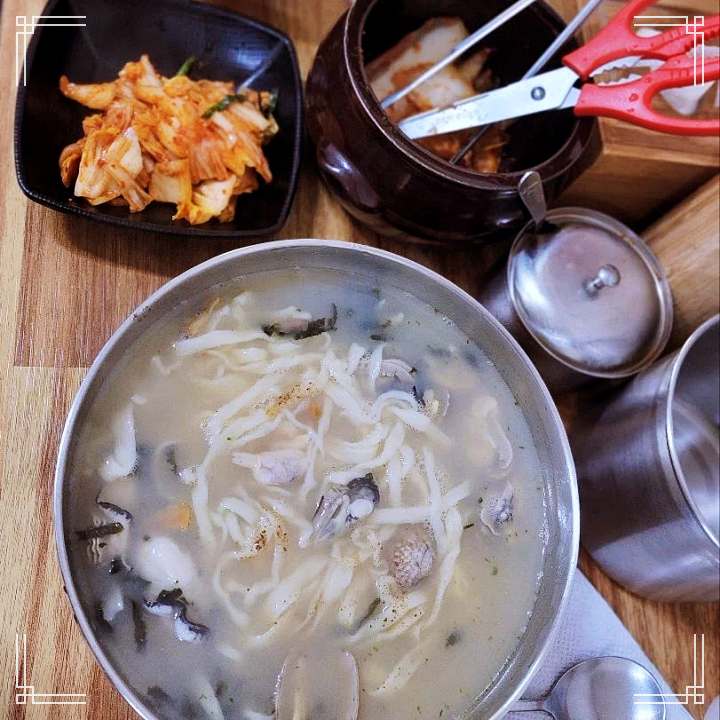 토요일은 밥이좋아 시흥 목감 해물칼국수 맛집 굴 바지락 오만둥이 육수 3대장 칼국수 수제비 칼제비 현지인 추천 토밥 좋아 방송정보