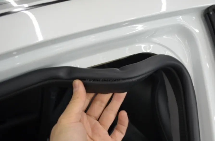 차량-문짝-고무패킹-빼는모습