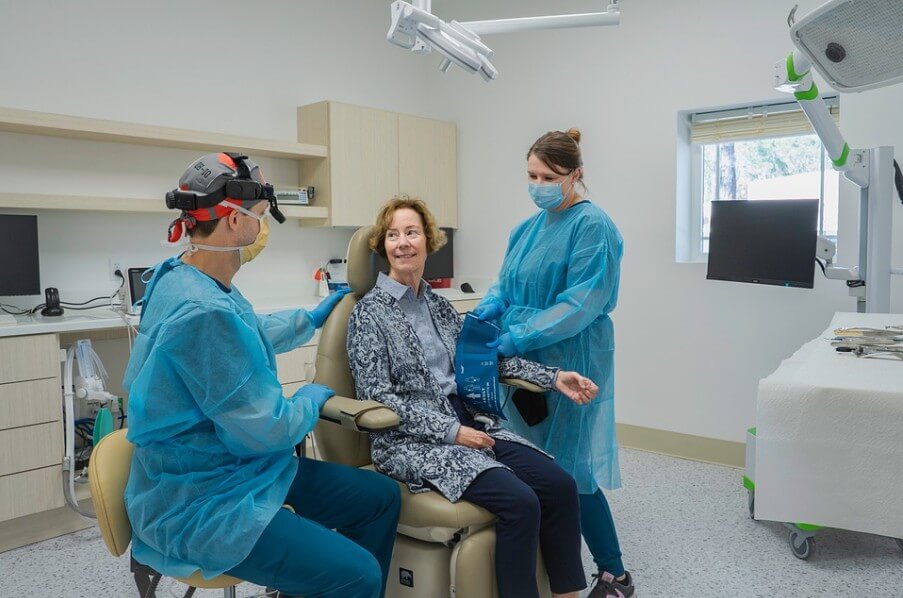 환자와 의사가 대화 중인 모습