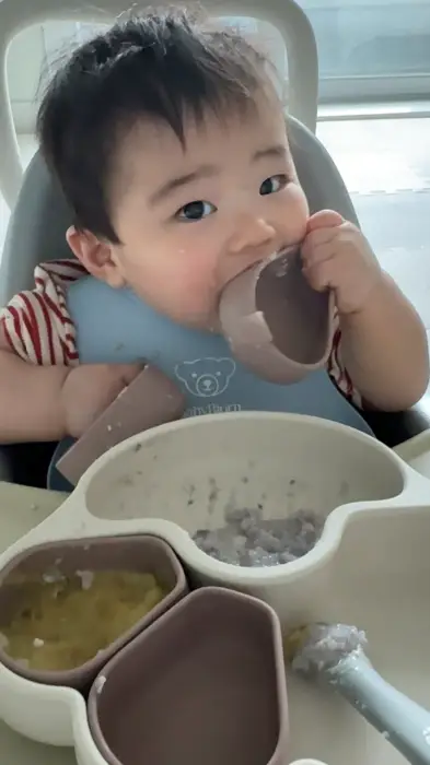 음식과 식판을 집는 아기