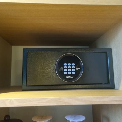 수페리어-그린-더블-룸-금고