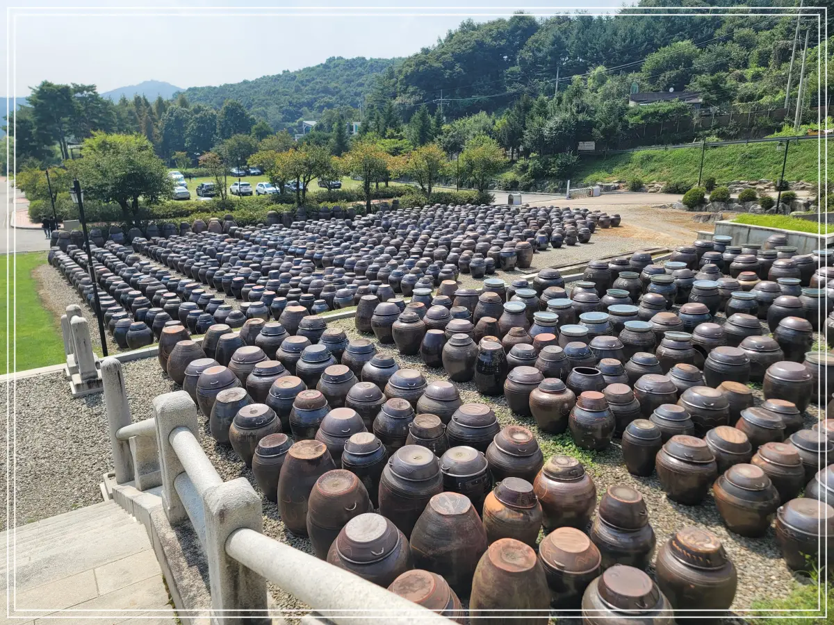 연천-세라비-한옥카페-계단-좌측-장독대