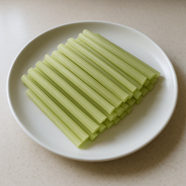 접시 위 손질된 머위대