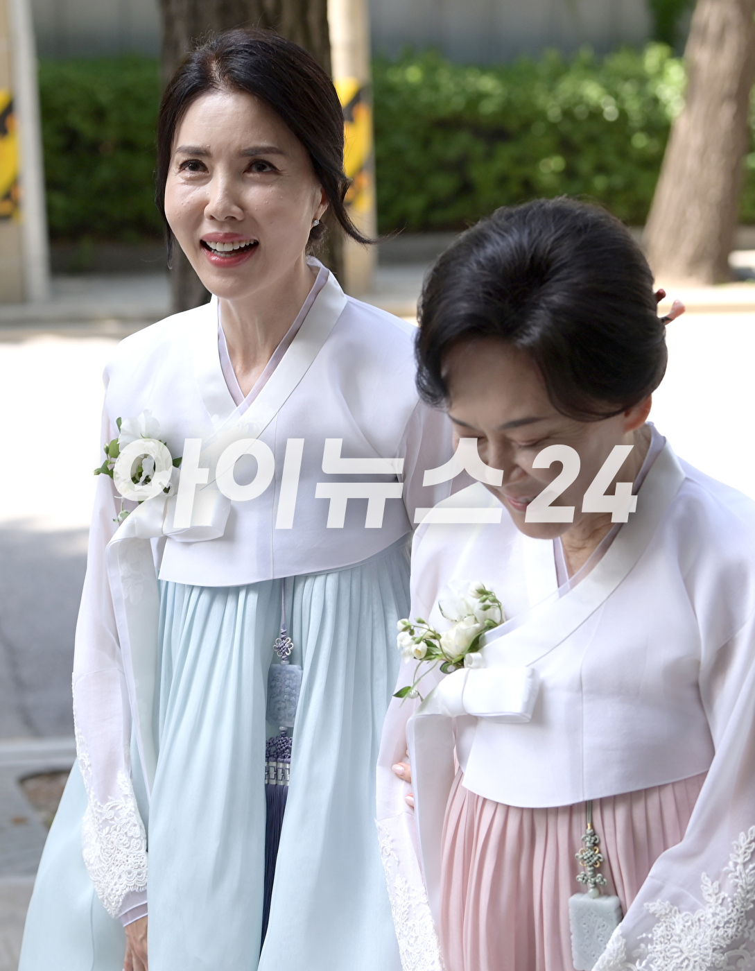 '한복 곱게 입은 안사돈들'백지연 전 앵커와 정몽원 HL그룹 회장의 부인 홍인화 씨가 2일 서울 종로구 도렴동 종교교회에서 열린 백 전 앵커의 외아들 강인찬 씨와 정몽원 회장의 차녀 정지수 씨의 결혼식을 앞두고 취재진들에게 감사 인사를 전하고 있다. [사진=정소희 기자]