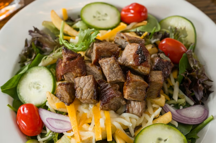 단백질과 채소가 균형 있게 구성된 샐러드 접시