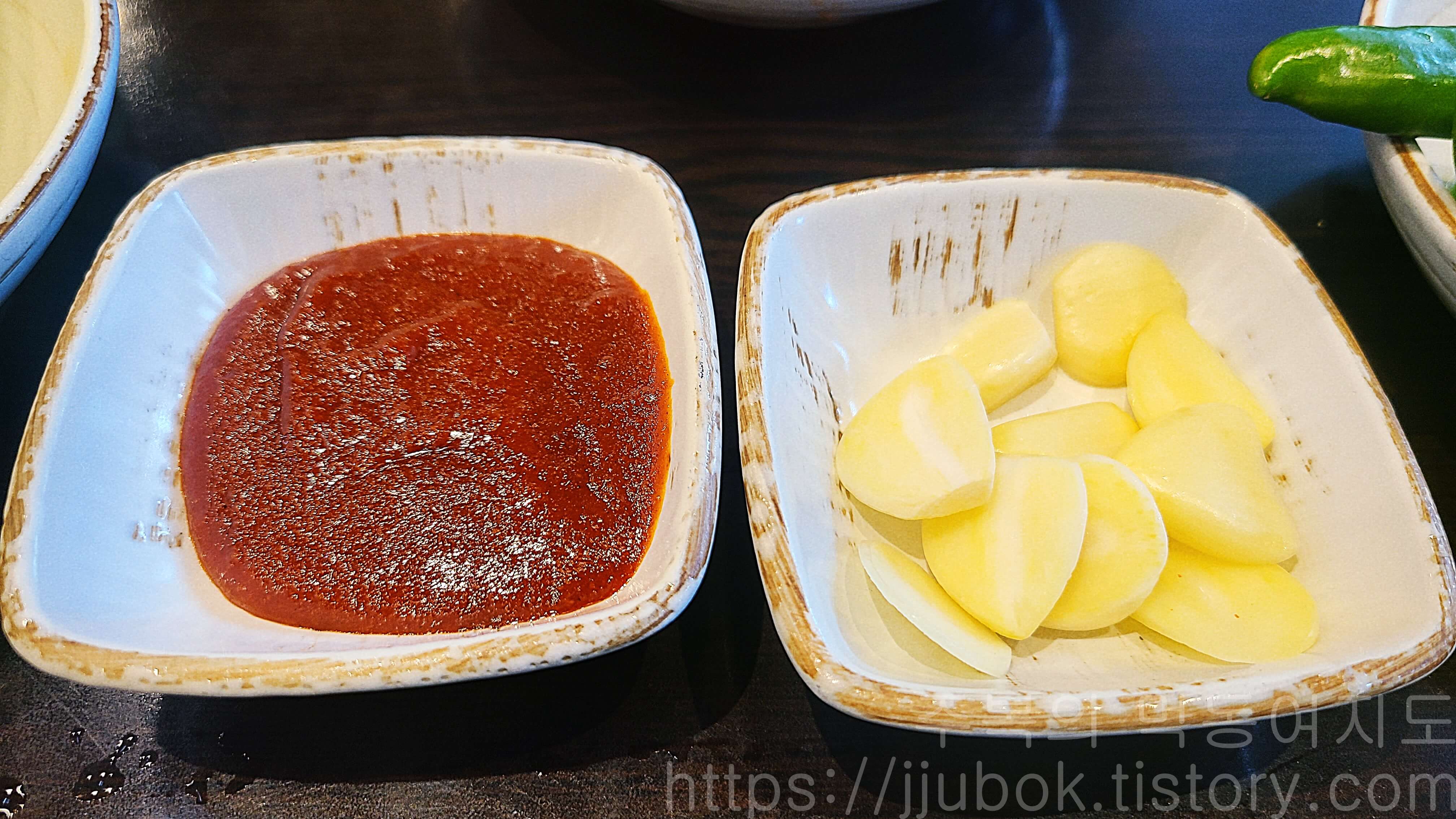 경복궁삼계탕-밑반찬-고추장-마늘