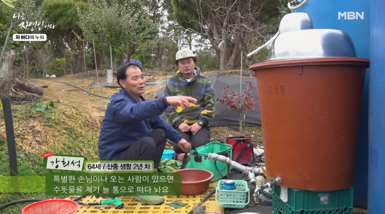 각종 배관 부속과 설비 공구가 종류별로 깔끔하게 정돈된 작업 창고 내부