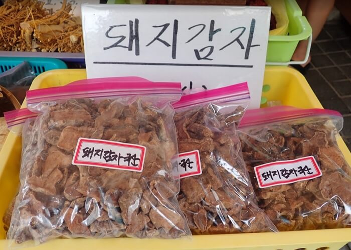 약초가게-진열대위-말린-돼지감자