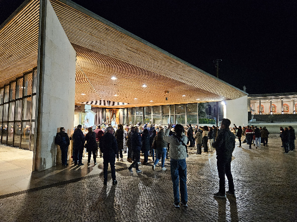 많은 인파가 예배드리는 파티마성당 앞