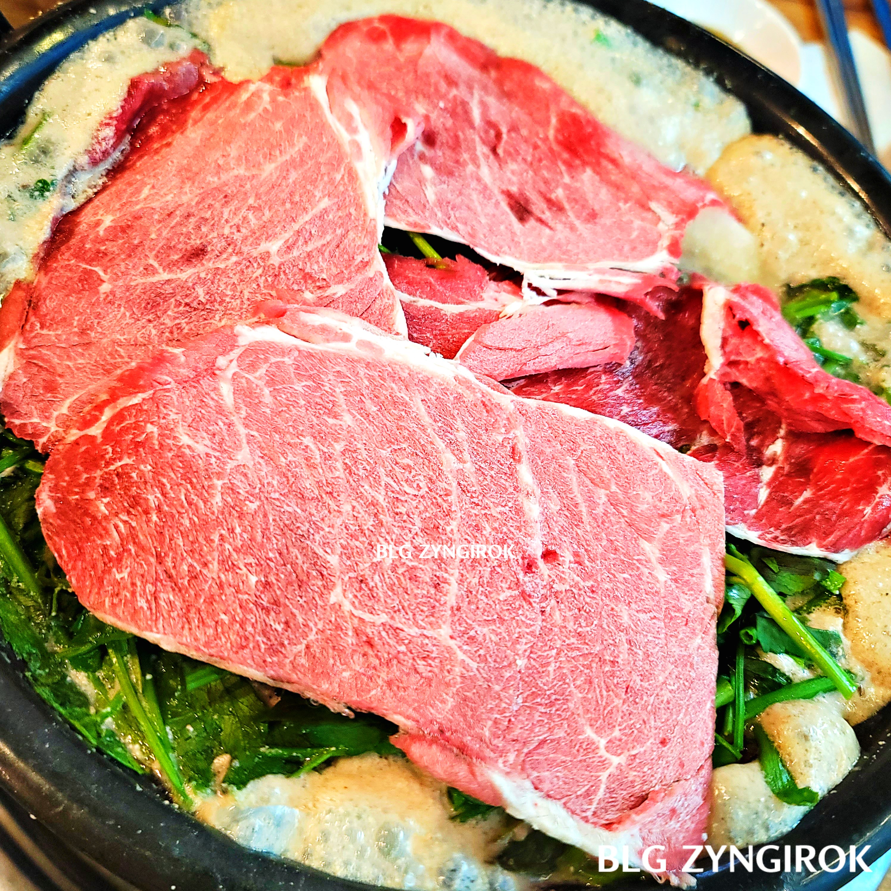 등촌 들깨 칼국수에 샤브 소고기를 올린 모습이다.