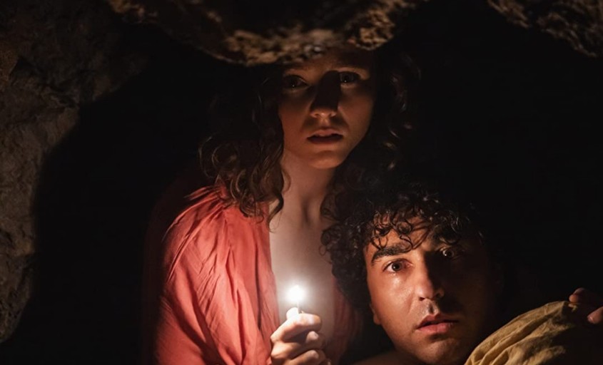 동굴에서 뭔가를 보고 놀란 배우들의 모습