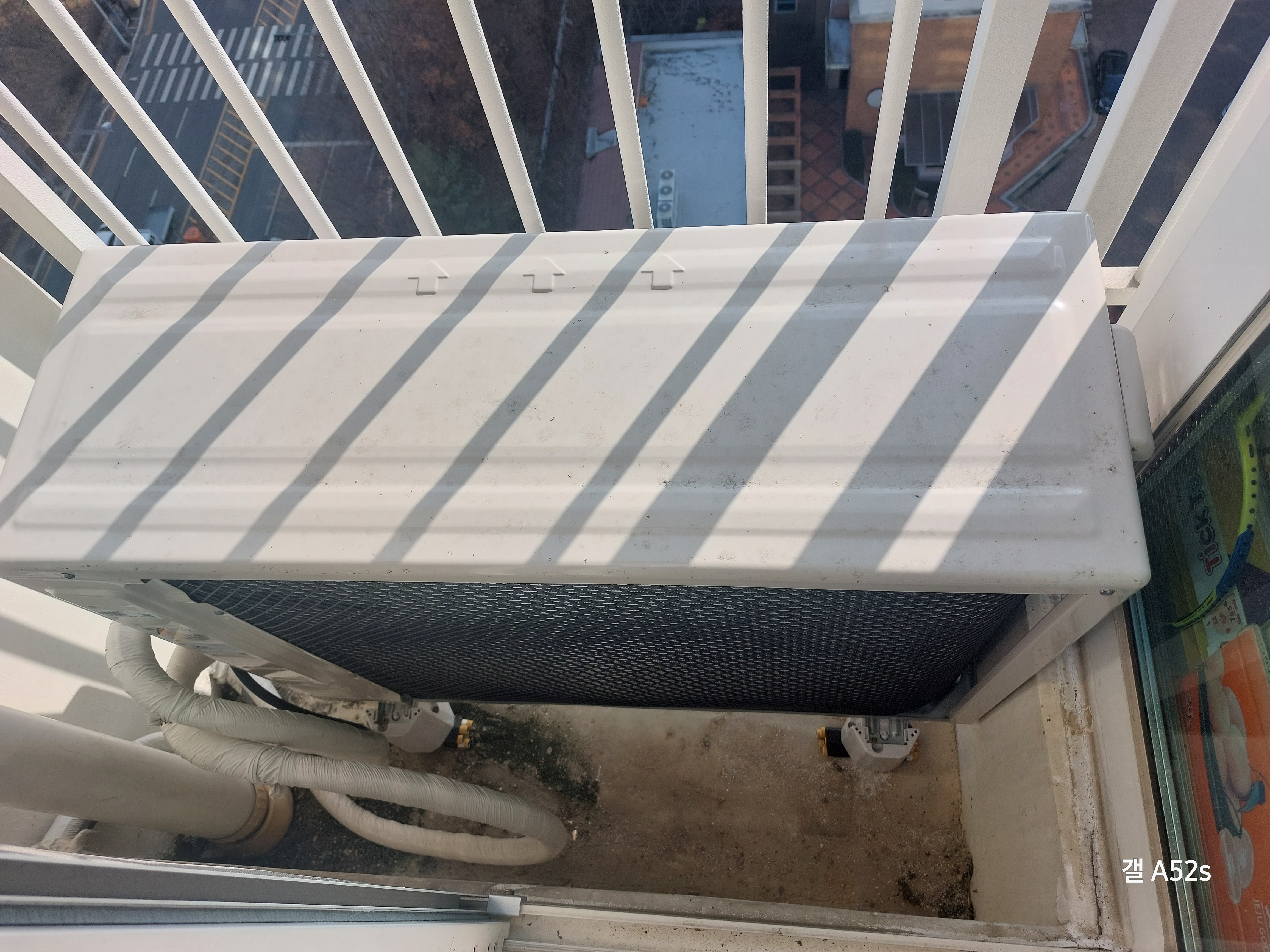 밖에 설치된 에어컨 실외기