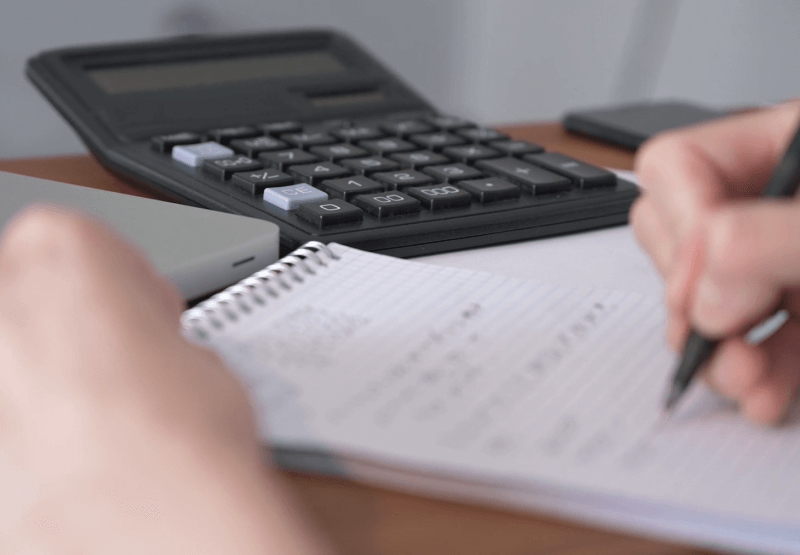 계산기-노트-계산하는-사람