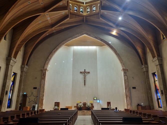 서울 옥수동성당 성전 안 제대, 제단, 십자고상, 감실, 스테인드글라스 사진입니다.