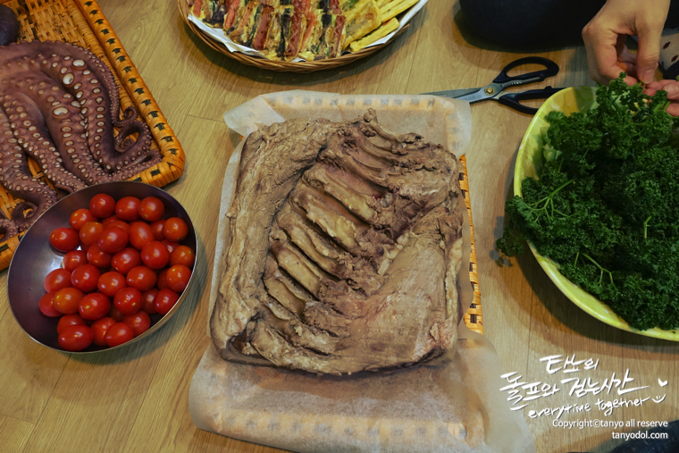 타뇨의셀프웨딩 타뇨 돌프 타뇨의돌프와걷는시간 부케 부토니에 목화부케 겨울부케 겨울결혼식 결혼식 한복드레스 한복 웨딩드레스 한복웨딩드레스 웨딩족두리 셀프웨딩 결혼준비 셀프웨딩메이크업 셀프웨딩헤어 웨딩브로치 면사포 쪽머리 다음블로거 구글애드센스 구글블로거 티스토리 파워블로그 이바지음식 답바지음식 전굽기 예쁜전 모듬전 자매전집 고기산적꼬치 깻잎완자전 표고완자전 버섯전 호박완자전