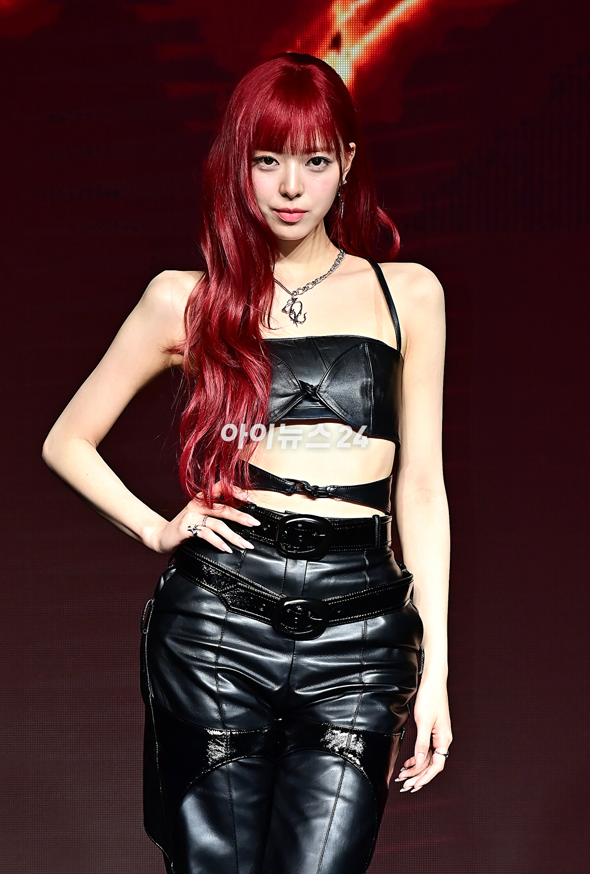 걸그룹 ITZY(있지) 유나가 8일 오후 서울 여의도 콘래드&nbsp;서울에서 열린 새 미니 앨범 'BORN TO BE'(본 투 비)를 발매기념 쇼케이스에서 기념촬영을 하고 있다. [사진=곽영래 기자]