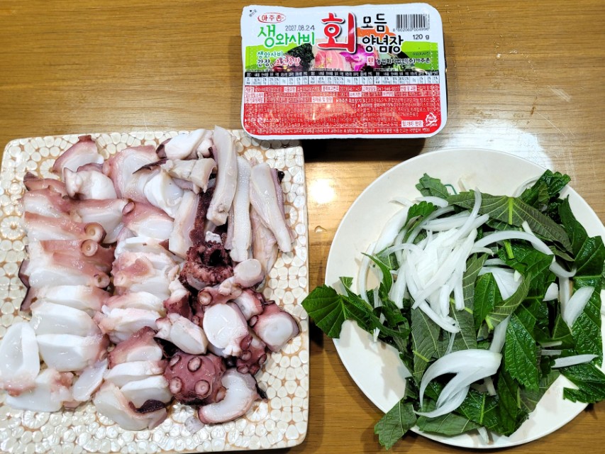 자숙문어와 깻잎 양파 초장 조합 한 상 차림