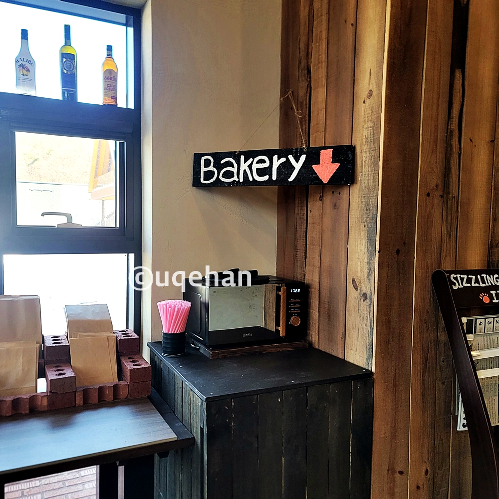 카페 럿지 셀프바에 빵을 데워먹을 수 있는 전자렌지가 설치되어 있다.