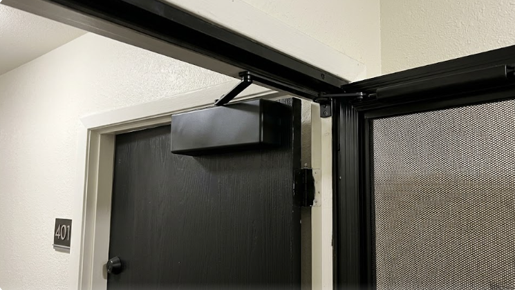 도어클로저 커버가 깔끔하게 마감된 방범 방충문 상단 클로즈업 사진