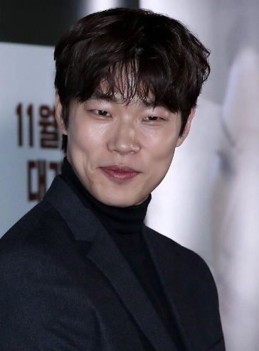류준열 프로필 나이 고향 학력 인스타 사진전