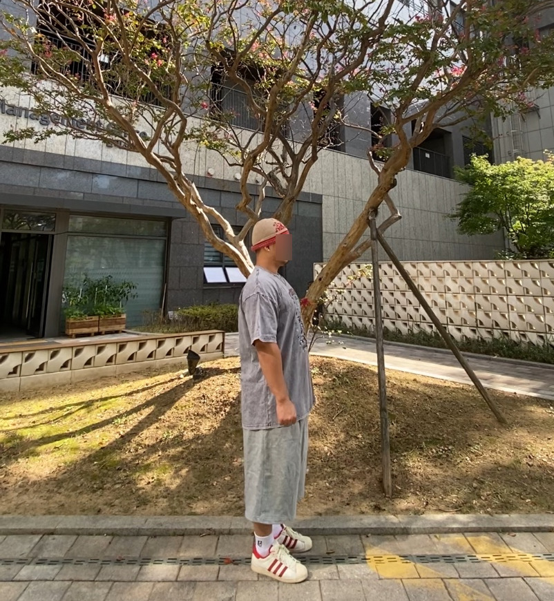 데일리룩('26. 9. 20.)오가프 노르딕패턴 자카드 울 니트 비니, 스탠다드에러 피그먼트 티셔츠, 무신사스탠다드 와이드 버뮤다 팬츠, 갓디스 삭스, 아디다스 슈퍼스타 82레드
