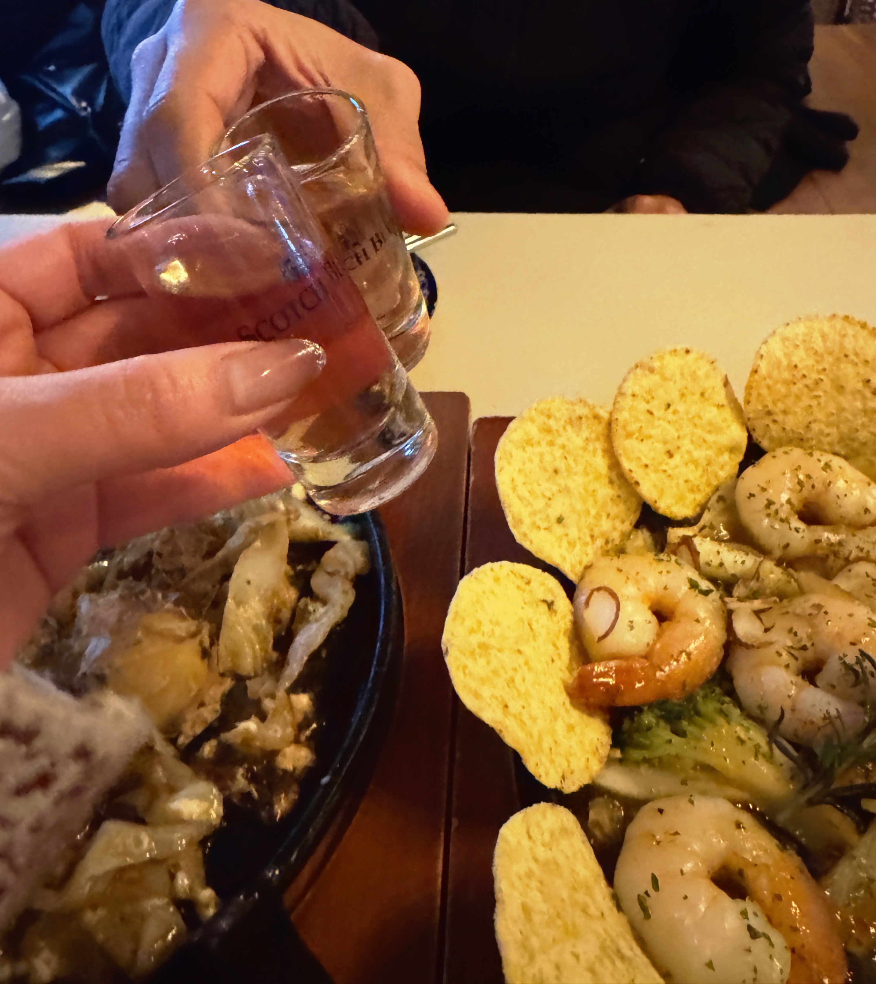 안주와 술을 앞에 두고 친구와 잔을 부딪치는 장면