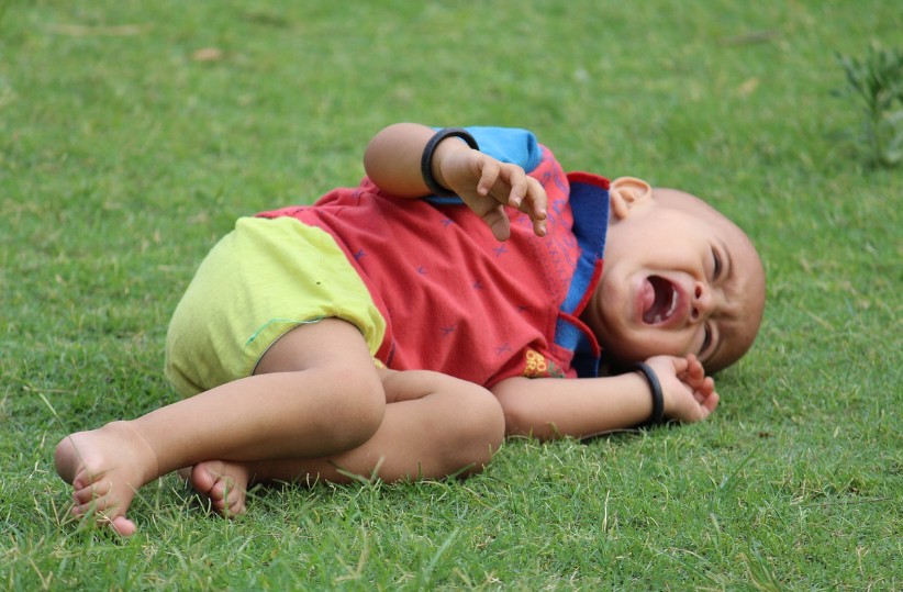 떼쓰는 아이 사진