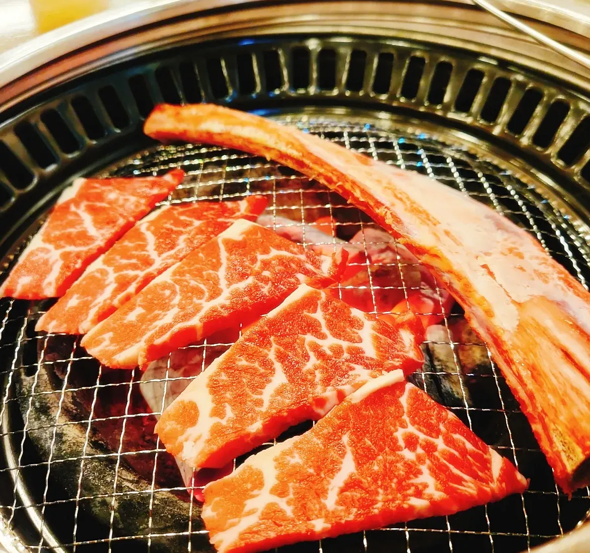 온아담-고기-굽는-중