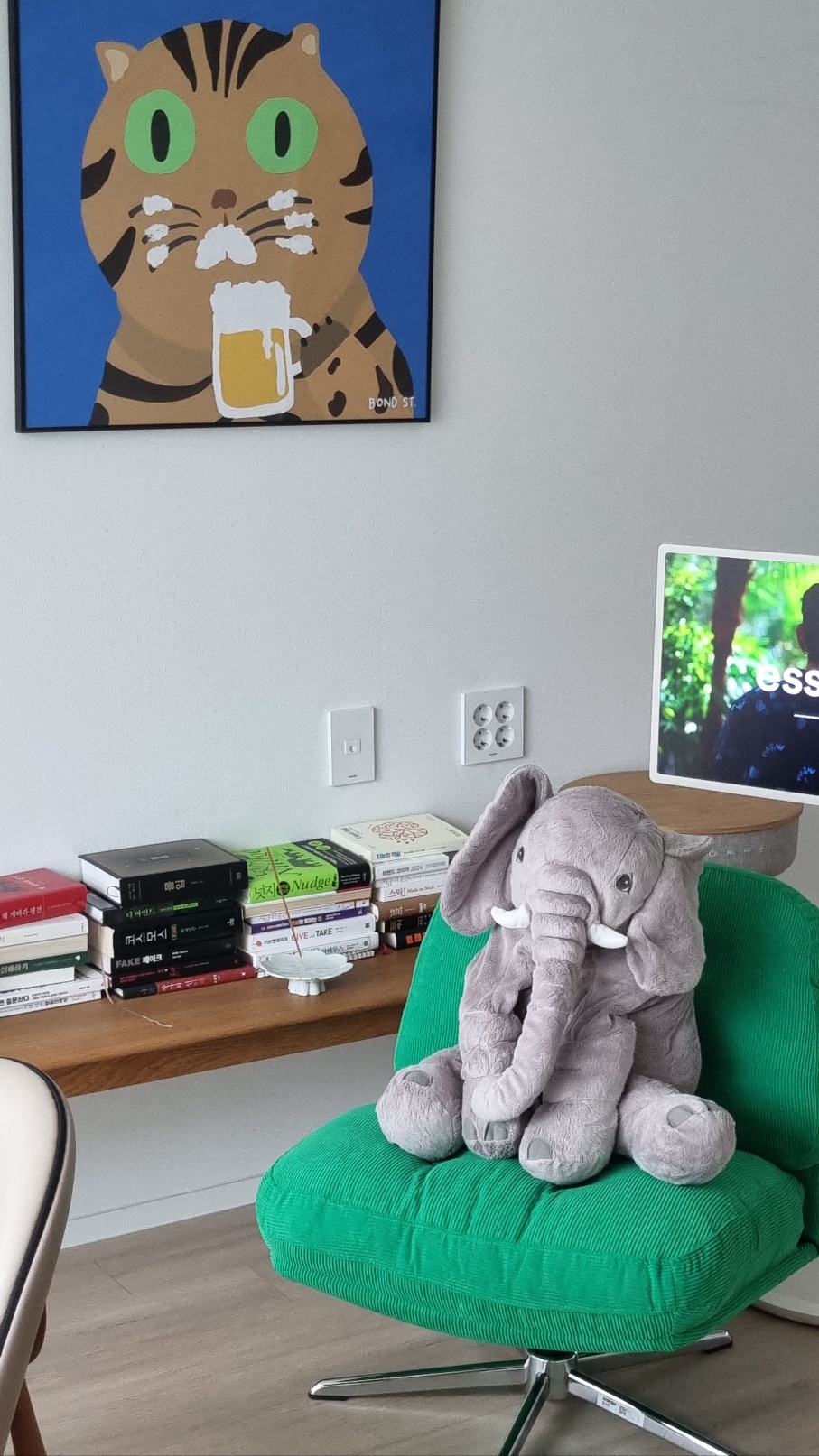 이케아 뒤블링에쇼파와 코끼리 인형