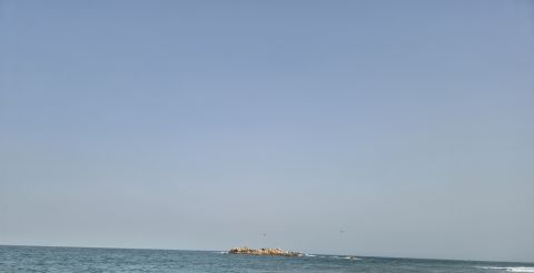 저 멀리 문무대왕릉-일명 대왕암 - 너무 멀리 보인다. ㅠ.ㅠ