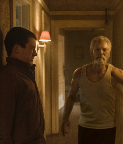 벽을 더듬으며 걸어가는 노인