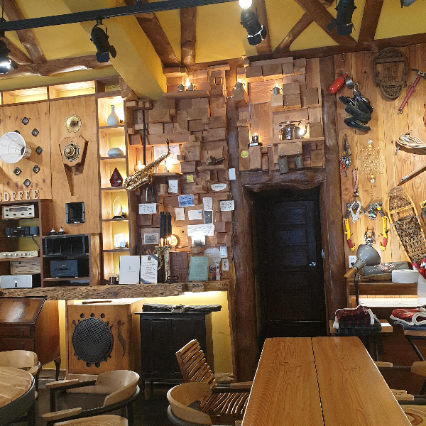 속초 설악산 카페 커피 비밀단 1275_매장 내부 벽면