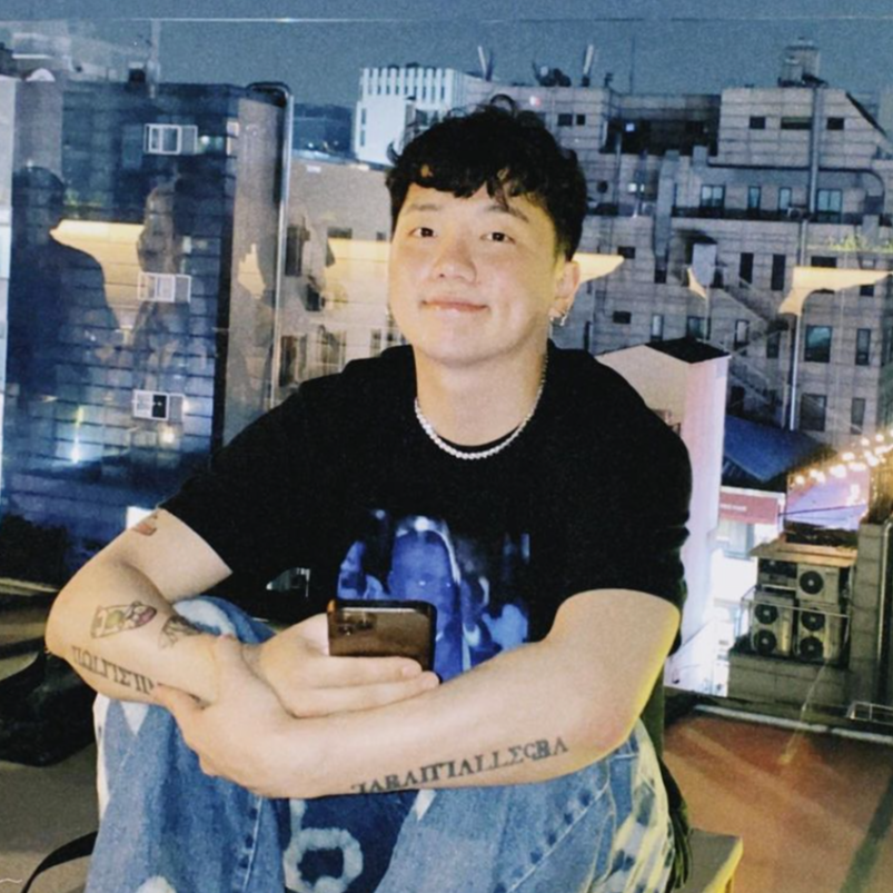 원밀리언_댄스팀의_댄서_니노가_난간에_앉아있다