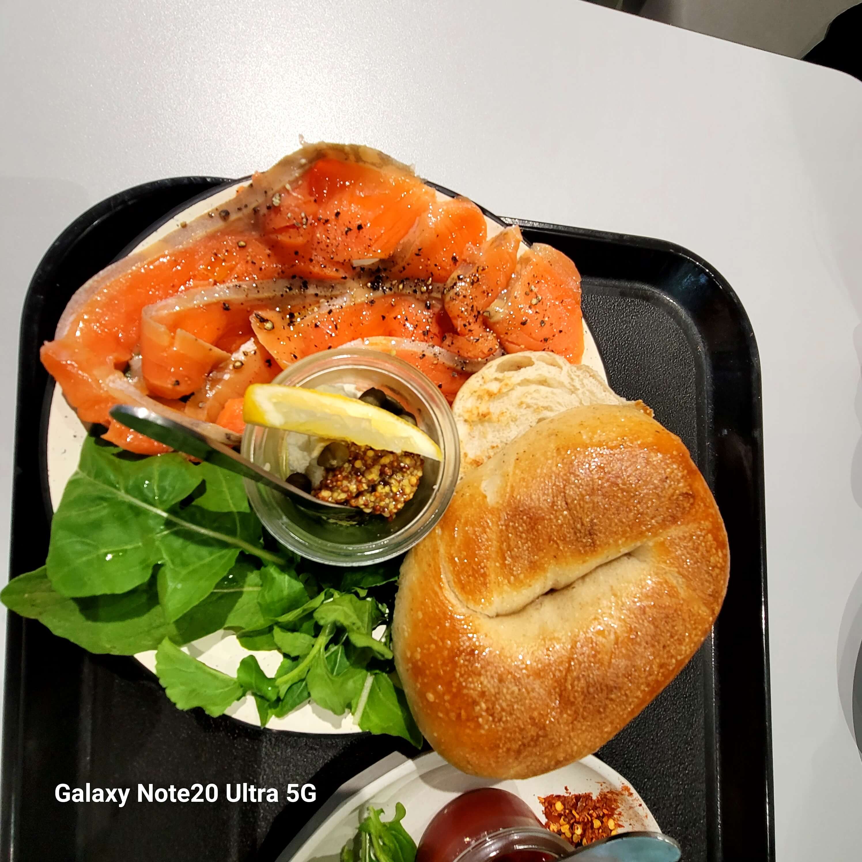 커피와 베이글의 완벽한 브런치 조화