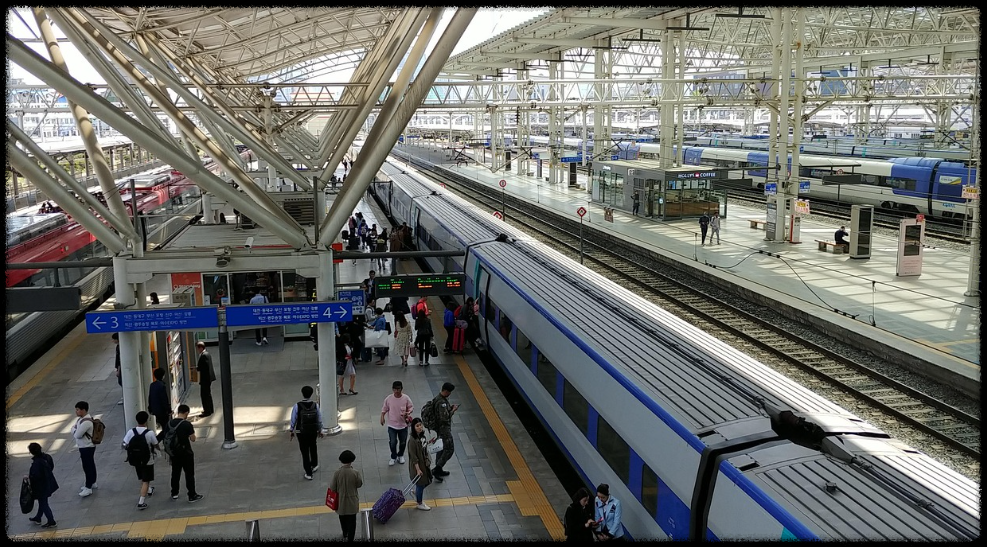 역에서 승하차하고 있는 승객들