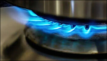 가스불 위에 올려진 냄비