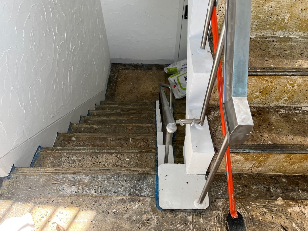 오래된 빌라 계단실 습기 응축 패턴 하루 실험