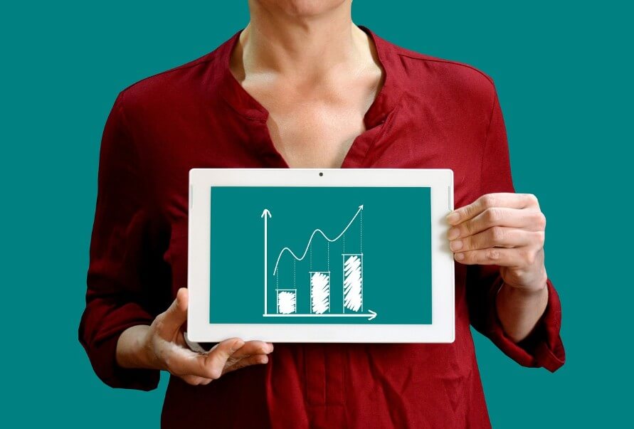 태블릿을 들고 있는 여성