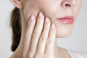 턱밑을 누르면 아프다