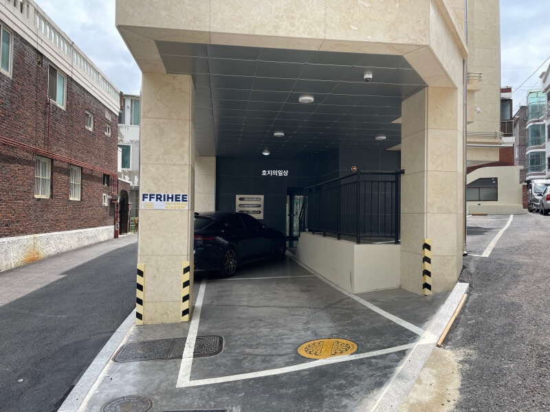 수원 카페 프리히 행궁동 디저트 카페 맛집 - 주차장