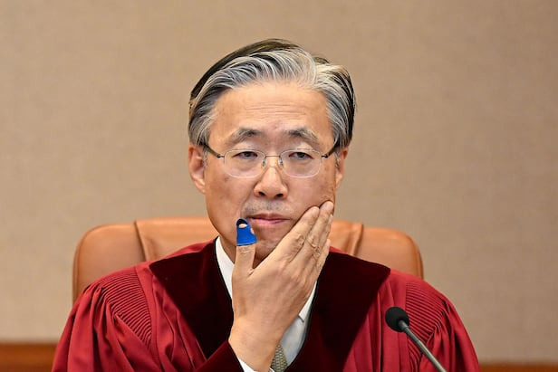 김형두 재판관이 21일 헌법재판소장 권한대행으로 선출됐다. 사진은 김 재판관이 지난 4일 서울 종로구 헌법재판소 대심판정에서 열린 윤석열 대통령 탄핵심판 선고에 입장해 있는 모습./ 사진공동취재단