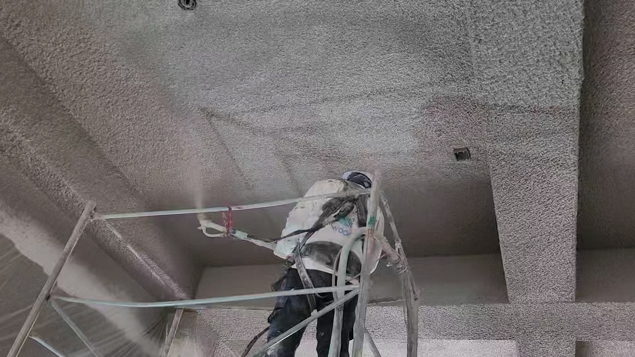 단열보드 위 퍼라이트 뿜칠 -3차 적층 시공