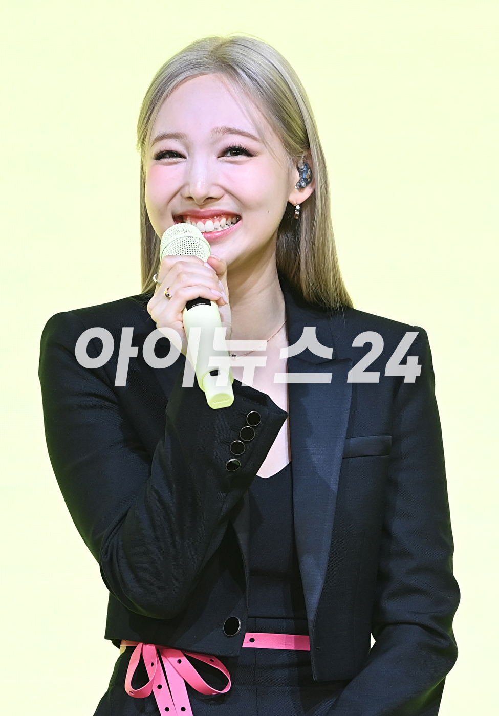 트와이스 나연이 24일 오전 서울 여의도 페어몬트호텔에서 진행된 첫 솔로 앨범 '아이엠 나연(IM NAYEON)' 쇼케이스에 참석하고 있다. [사진=정소희 기자]