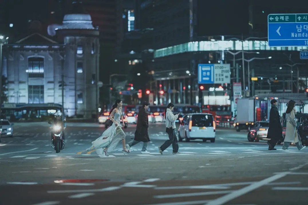 드레스를 입고 도망치는 아진