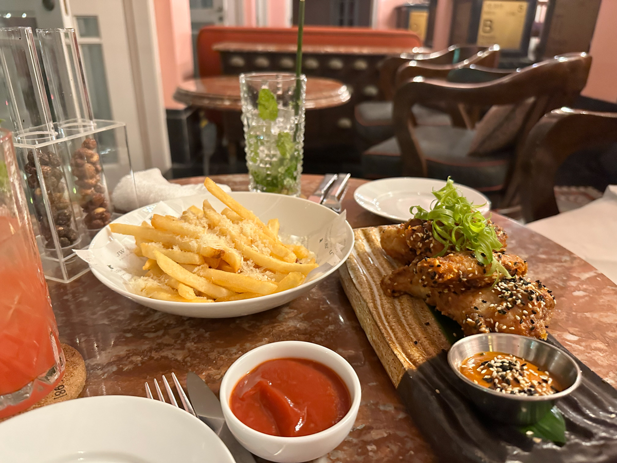 푸꾸옥 켐비치 JW 메리어트 리조트 내 화학학과 컨셉의 디오씨 바 음식