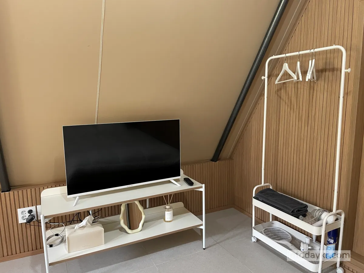 스윗피크닉-글램핑-내부-옷걸이-티비